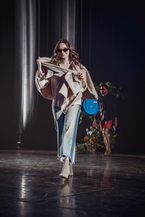 sac rond avec rabat bleu roi avec bandoulière