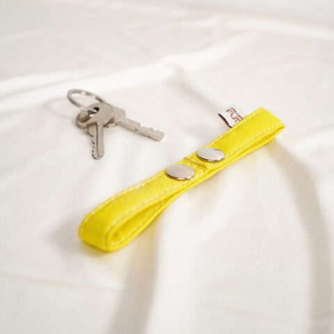 attache porte-clés simili cuir jaune