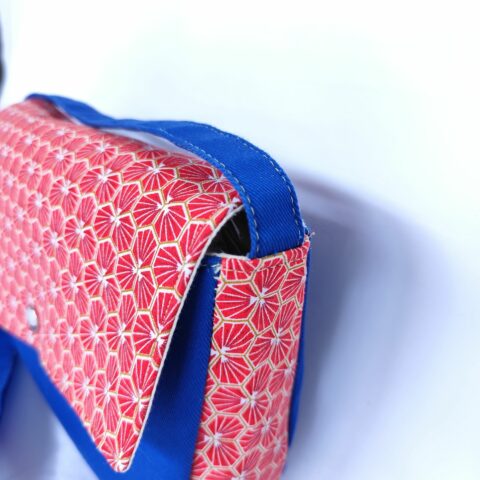 SAC OBLIQUE DE TYPE BESACE AVEC BNDOULIERE EN TISSU BLEU / ROUGE