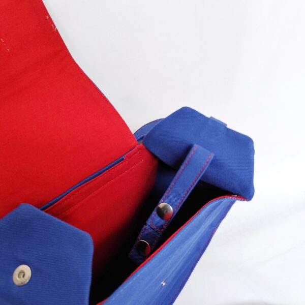 sac rond en tissu bleu bandoulière doublure tissu rouge