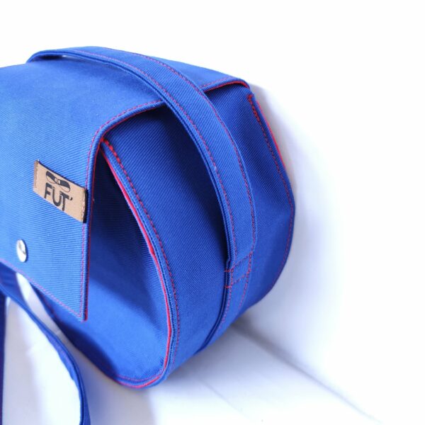 sac rond en tissu bleu bandoulière doublure tissu rouge