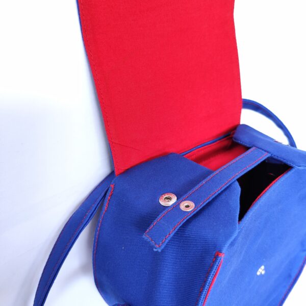 sac rond en tissu bleu bandoulière doublure tissu rouge
