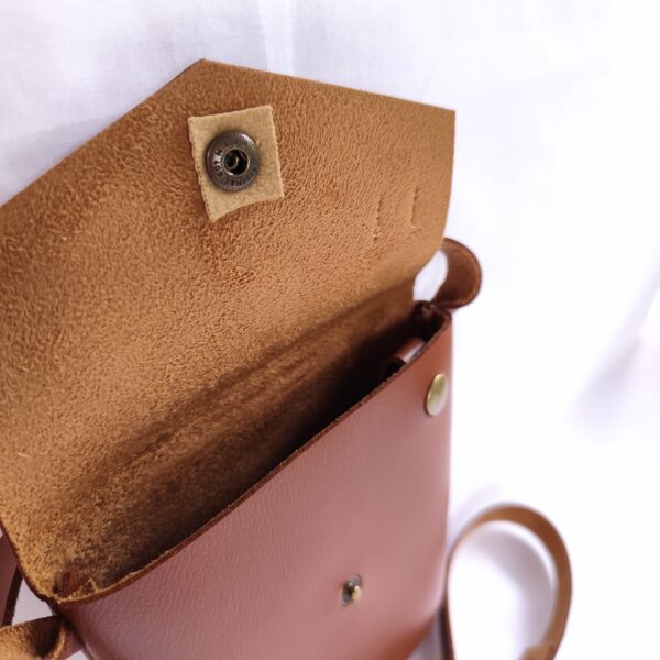 petit sac en simili cuir à bandoulière camel marron attache porte-clé inclus
