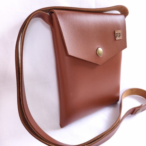 petit sac en simili cuir à bandoulière camel marron attache porte-clé inclus