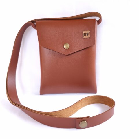 petit sac en simili cuir à bandoulière camel marron attache porte-clé inclus