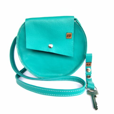 Sac Rond avec rabat et bandoulière en Cuir grainé Bleu. Attache porte-clés inclus.