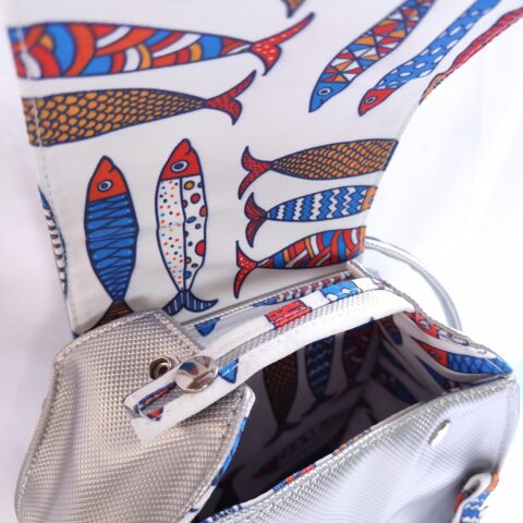 sac rond en simili cuir avec rabat. Doublure tissu avec motifs poissons bleu rouge.