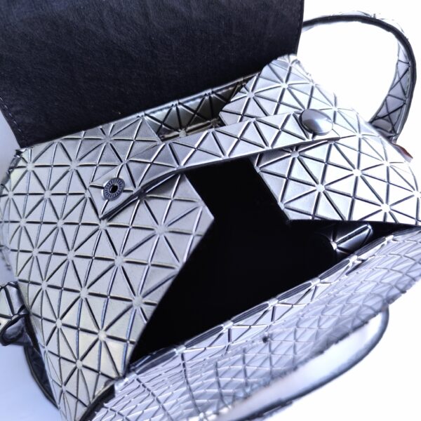 Sac Rond Simili Cuir Diamant avec rabat et bandoulière. Attache porte-clés inclus.