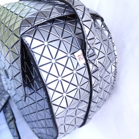 Sac Rond Simili Cuir Diamant avec rabat et bandoulière. Attache porte-clés inclus.