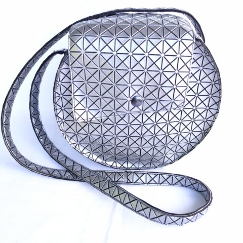Sac Rond Simili Cuir Diamant avec rabat et bandoulière. Attache porte-clés inclus.