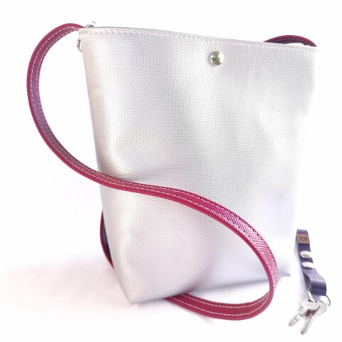 Sac Seau simili cuir Rose et Argent avec bandoulière Violet Attache porte-clé breveté fourni Création unique