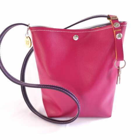 Sac Seau simili cuir Rose et Argent avec bandoulière Violet Attache porte-clé breveté fourni Création unique