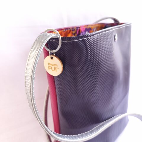 Sac Seau simili cuir Rose et Argent avec bandoulière Violet Attache porte-clé breveté fourni Création unique