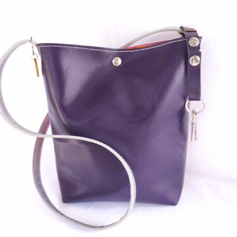 Sac Seau simili cuir Rose et Argent avec bandoulière Violet Attache porte-clé breveté fourni Création unique