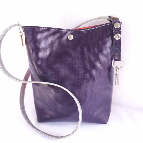 Sac Seau simili cuir Rose et Argent avec bandoulière Violet Attache porte-clé breveté fourni Création unique