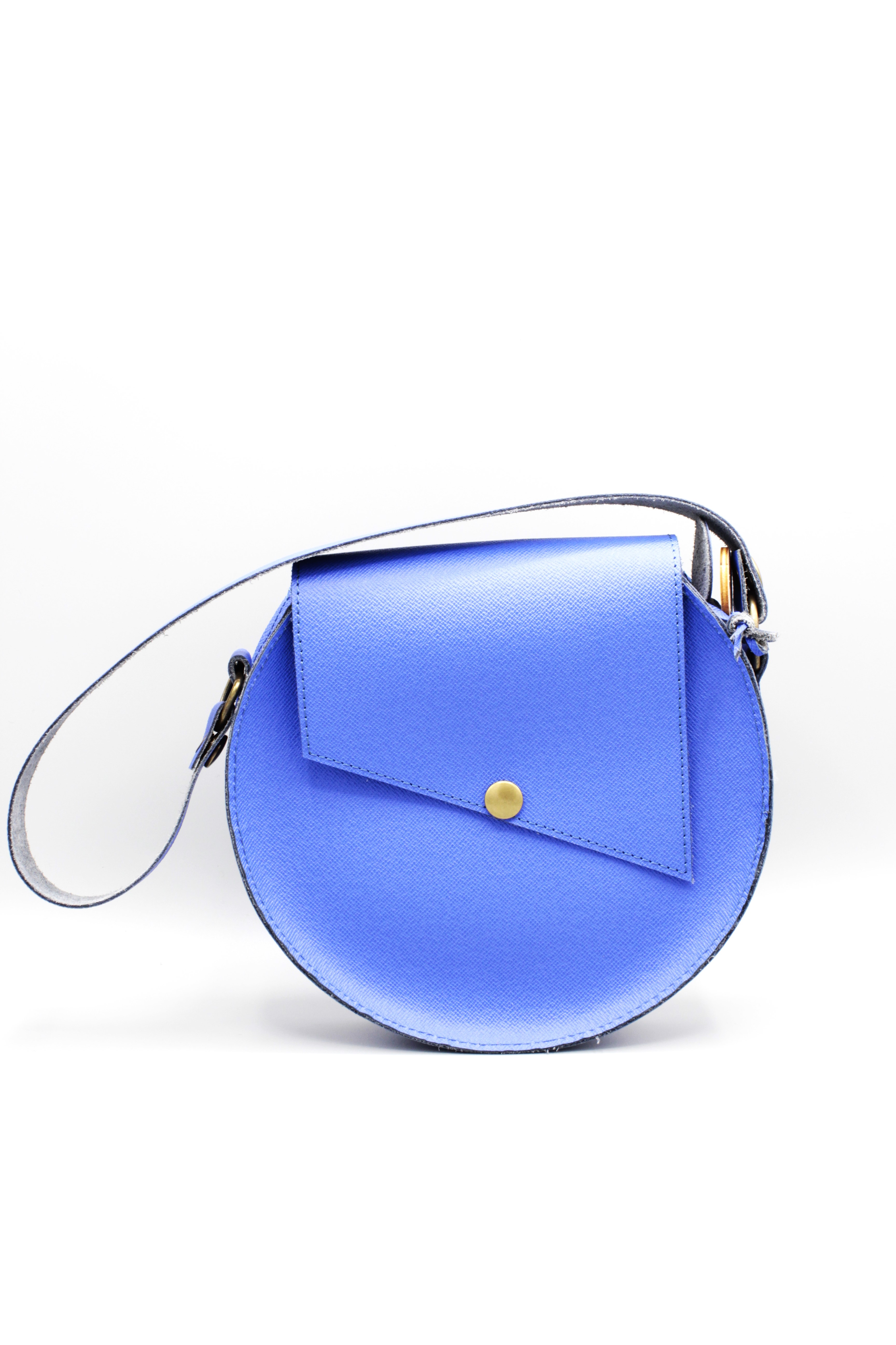 sac cuir rond rabat biais Fut' création signature bleu