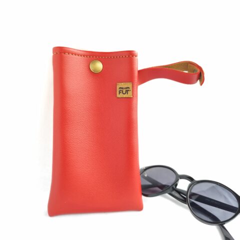 ETUI A LUNETTES SIMILI CUIR LISSE ROUGE AVEC LANIERE BOUTON PRESSION