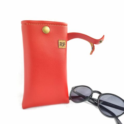 ETUI A LUNETTES SIMILI CUIR LISSE ROUGE AVEC LANIERE BOUTON PRESSION