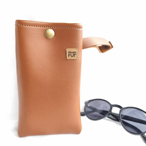 ETUI A LUNETTES SIMILI CUIR LISSE CAMEL MARRON AVEC LANIERE BOUTON PRESSION