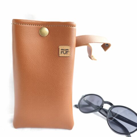 ETUI A LUNETTES SIMILI CUIR LISSE CAMEL MARRON AVEC LANIERE BOUTON PRESSION