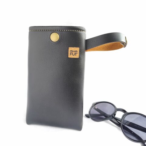 ETUI A LUNETTES SIMILI CUIR LISSE NOIR AVEC LANIERE BOUTON PRESSION