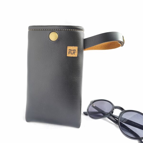 ETUI A LUNETTES SIMILI CUIR LISSE NOIR AVEC LANIERE BOUTON PRESSION