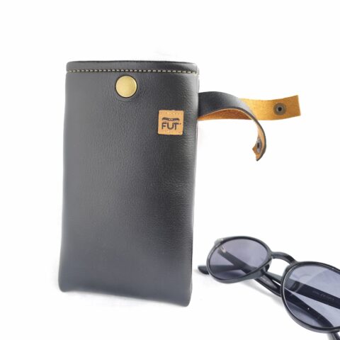 ETUI A LUNETTES SIMILI CUIR LISSE NOIR AVEC LANIERE BOUTON PRESSION