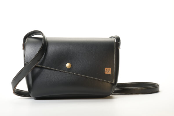 Sac Olique Fut' Noir Simili cuir et boutons métal laiton