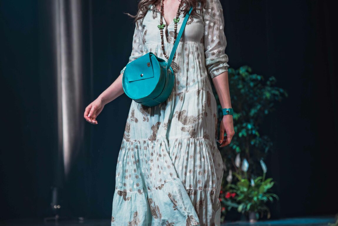 Sac Rond avec rabat et bandoulière en Cuir grainé Bleu. Attache porte-clés inclus.