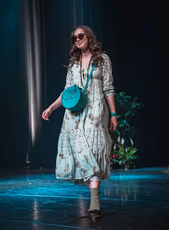Sac Rond avec rabat et bandoulière en Cuir grainé Bleu. Attache porte-clés inclus.