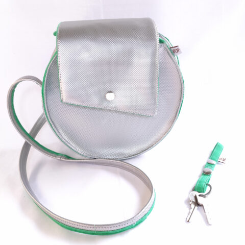 sac rond à bandoulière argenté avec rabat doublure tissu vert