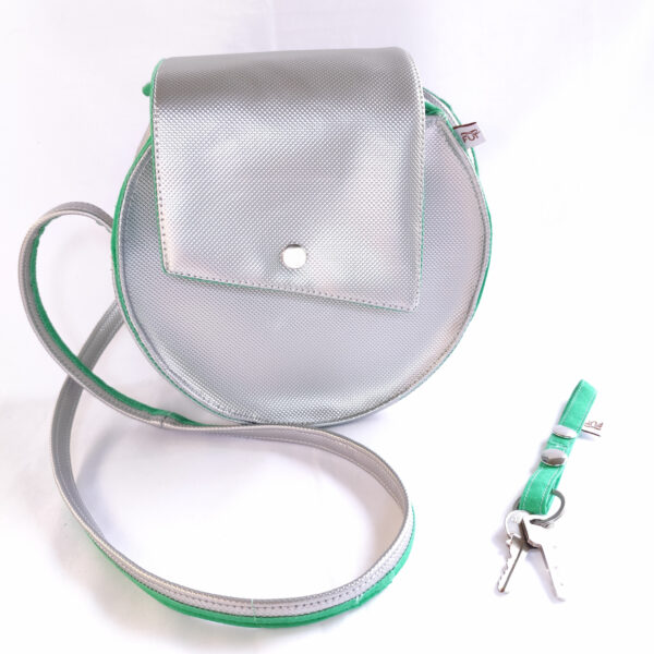 sac rond à bandoulière argenté avec rabat doublure tissu vert