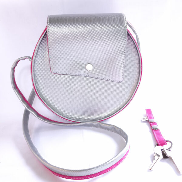sac rond simili cuir argent doublure tissu rose rabat et bandoulière