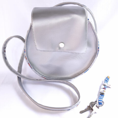 sac rond en simili cuir avec rabat. Doublure tissu avec motifs poissons bleu rouge.