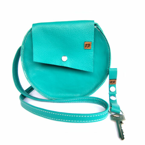 Sac Rond avec rabat et bandoulière en Cuir grainé Bleu. Attache porte-clés inclus.