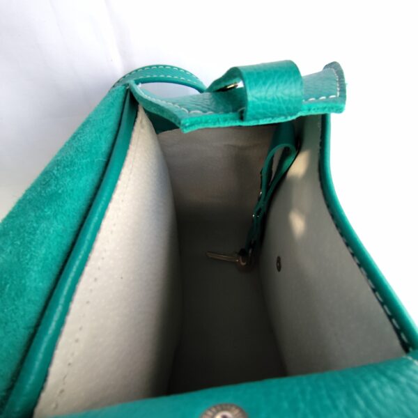 Sac Rond avec rabat et bandoulière en Cuir grainé Bleu. Attache porte-clés inclus.