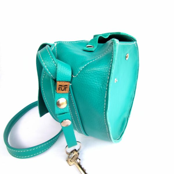 Sac Rond avec rabat et bandoulière en Cuir grainé Bleu. Attache porte-clés inclus.