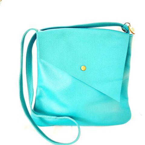 SAC MODELE IDEAL EN CUIR GRAINE TURUOISE AVEC RABAT ET FERMETURE INTERIEURE PAR BOUTON PRESSION