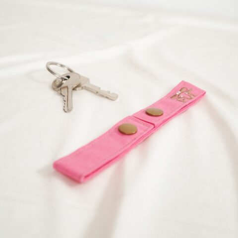 attache porte-clés tissu rose boutons pression plastique