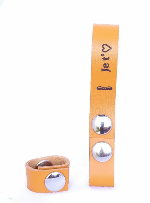 Attache porte-clés cuir jaune safran gravé je t'aime