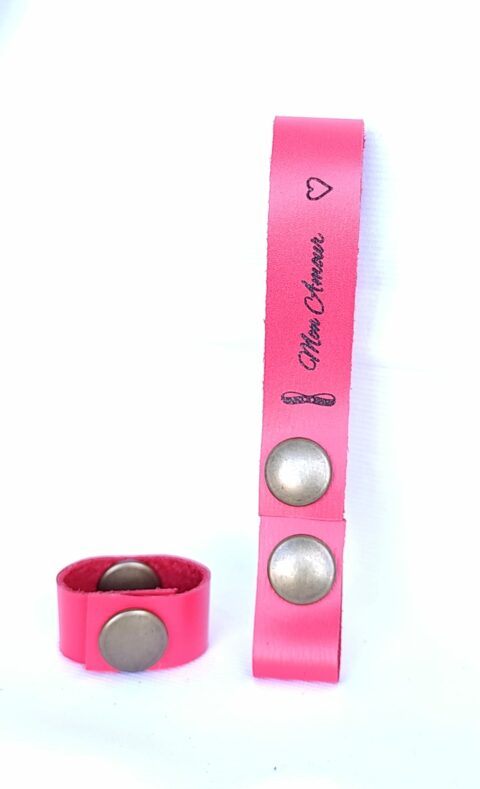 attache porte-clés cuir rose gravé mon amour