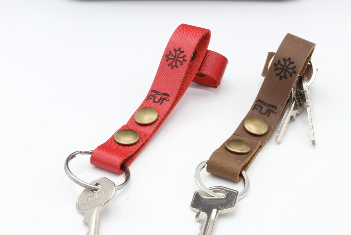ATTACHES PORTE CLES CUIR VACHETTE CROIX OCCITANE (2)