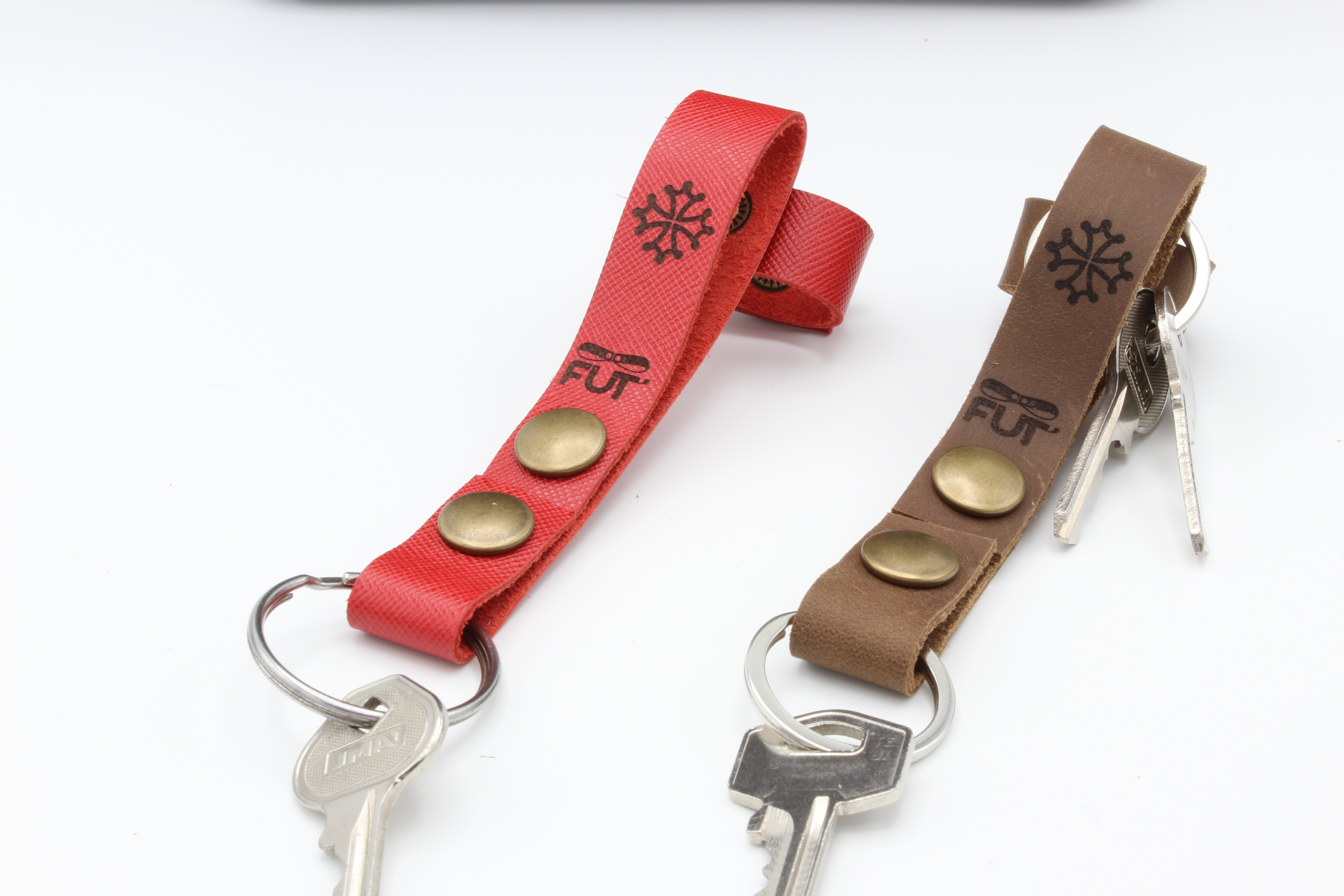 ATTACHES PORTE CLES CUIR VACHETTE CROIX OCCITANE (2)