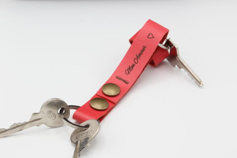 ATTACHES PORTE CLES FUT' CUIR VACHETTE FUSHIA MON AMOUR