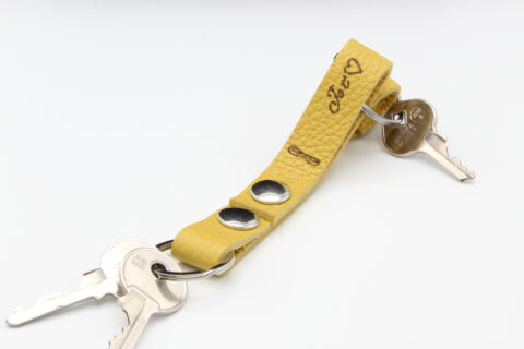 ATTACHES PORTE CLES FUT' CUIR VACHETTE JAUNE JE T'AIME