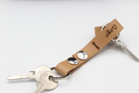 ATTACHES PORTE CLES CUIR VACHETTE MIEL JE T'AIME