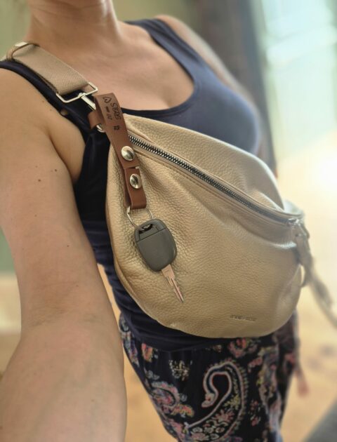 l'attache porte-clés Fut' sur un sac banane