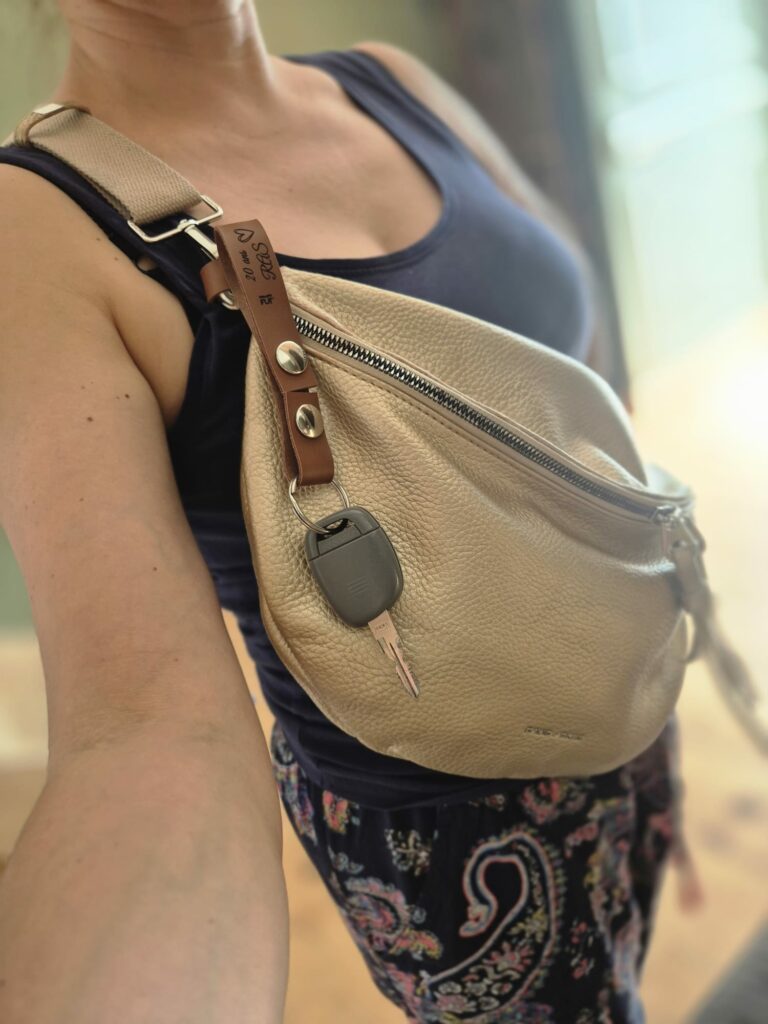 l'attache porte-clés Fut' sur un sac banane
